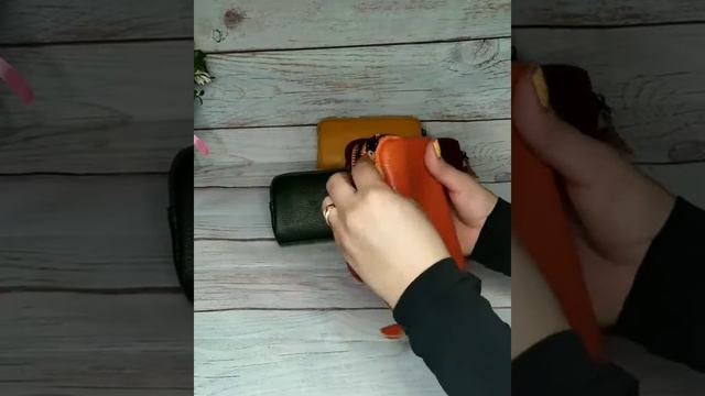 Женский кожаный кошелек косметичка Два отделения которые закрываются на молнии смотреть онлайн