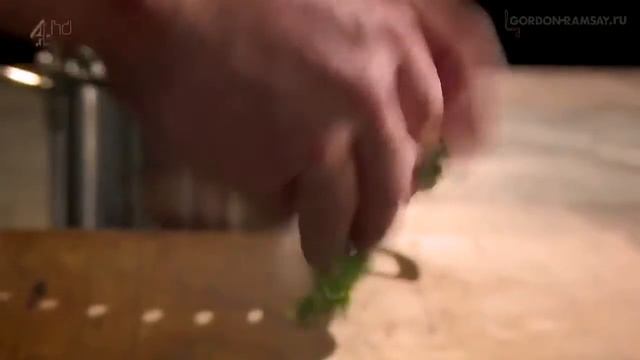 Рецепт от Гордона Рамзи: Фрикадельки с орекьетте, кале и кедровыми орешками