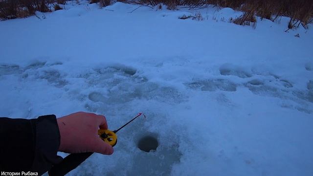 ЛУЧШИЙ НАСТРОЙ НА ХАРИУСА СО ЛЬДА!!! ЛОВЛЮ НА РЕЧКЕ ХАРЮЗОВКЕ!!! смотреть онлайн