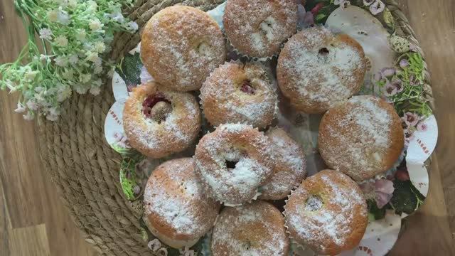 Маффины со свежей клубникой | Кексы с клубникой. Просто и быстро. смотреть онлайн