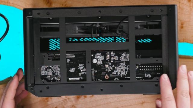 WHY is this WATER COOLED??? - AORUS RTX 2080 Ti Gaming Box eGPU смотреть онлайн