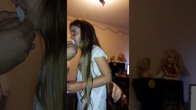 Удаление молочного зуба с помощью ватки! смотреть онлайн