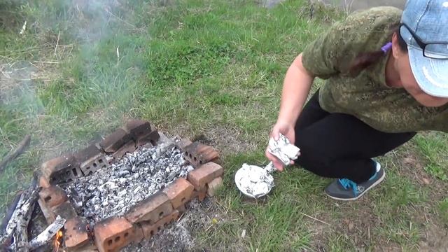 Картошка запеченная в фольге на углях. Potatoes baked on charcoal. смотреть онлайн
