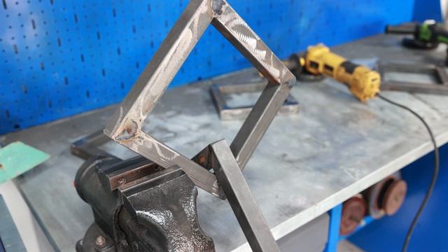 How to make a cool loft-style coffee table out of scrap metal and wood | Workshop Idea смотреть онлайн