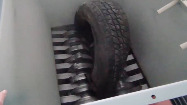 Как проходит измельчение автомобильных покрышек при помощи шредера SL-SHR-2.275 смотреть онлайн