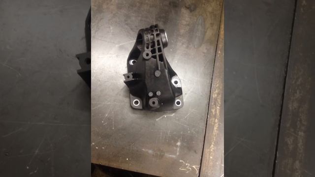 Лапа двигателя левая OM642 Мерседес A6422236104, 6422236104