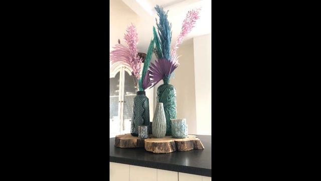 Compositie met Pampas gras, ruscus, palm bladen, Lino, phalaris, bougainvilea en Stipa смотреть онлайн