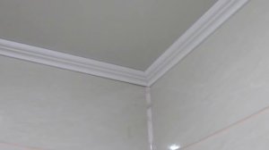 Как клеить потолочный плинтус.