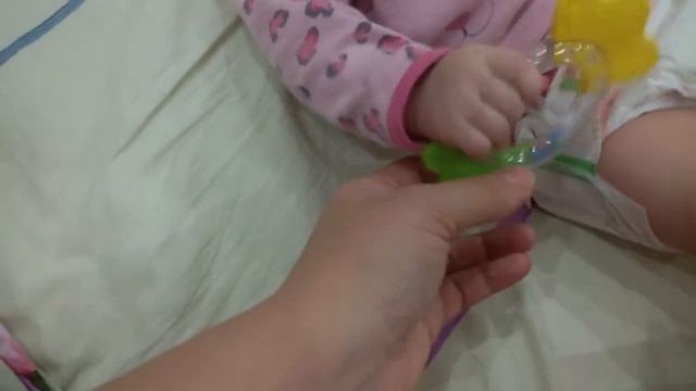 Даем погремушку малышу ! смотреть онлайн