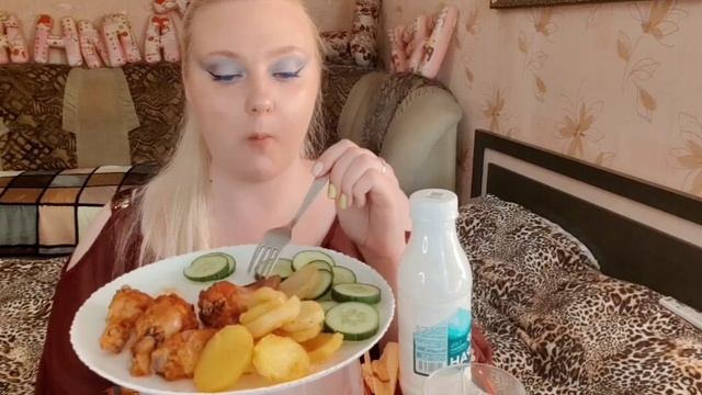 Мукбанг/Mukbang. Куриные плечики с картошкой и огурцом. Айран. смотреть онлайн