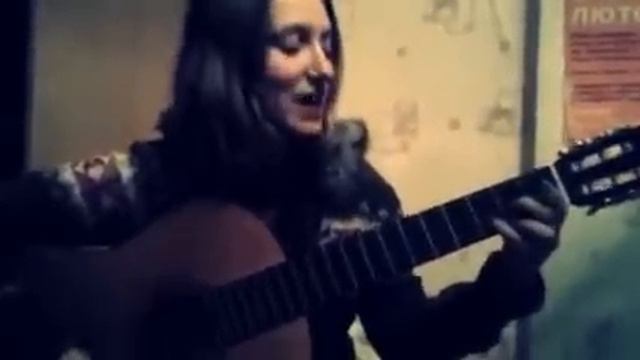 Девушка очень красиво поет песню под гитару Пустые дни пустые ночи смотреть онлайн