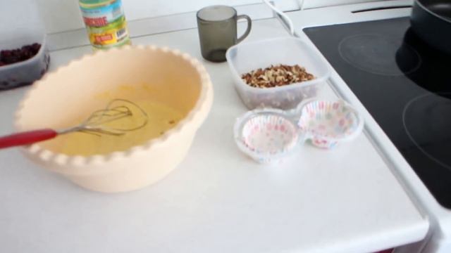 Чистый пол и холодильник. Уборка на кухне. смотреть онлайн