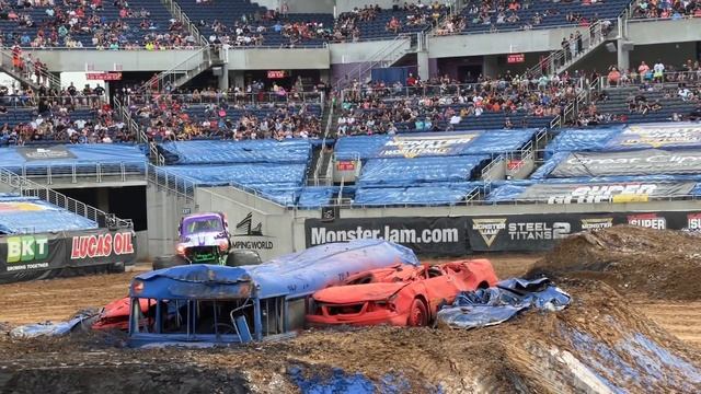 Monster Jam World Finals 2022 Grave Digger Anniversary Encore! - 6 TRUCK JUMP смотреть онлайн