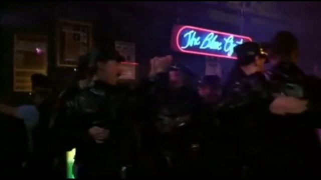 Терминатор заходит в бар Голубая устрица #терминатор #шварценеггер смотреть онлайн