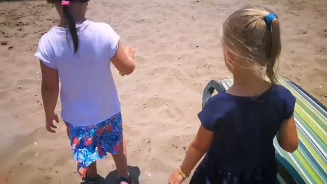 Катя и Настя на море Купили СКВИШ Танцы на Мини диско смотреть онлайн