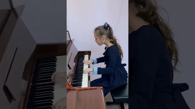 Неаполитанская песенка Д. Львов-Компанеец Менуэт И.С. Бах Этюд Г. Беренс Ор. 88, №17 смотреть онлайн