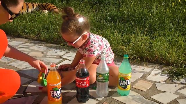 Лина надувает Воздушные Шары при помощи газировки смотреть онлайн