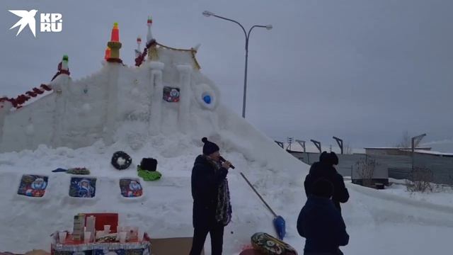 В поселке под Тюменью дядя Женя построил горку для детей и прославился на весь интернет
