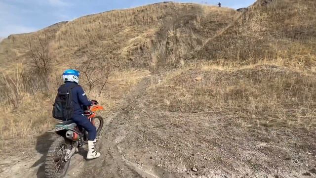 Скользкий весенний трек эндуро гонки на озере Бирюзовое. Еткуль. смотреть онлайн