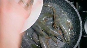 Как пожарить креветки за 5 минут! Жареные королевские креветки с чесноком и сырным соусом!