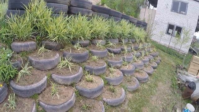 Укрепление склона земли.150 покрышек держит гору. смотреть онлайн