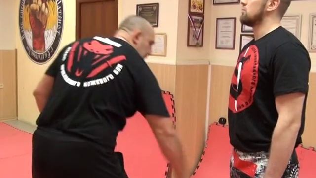 Нож на средней дистанции.