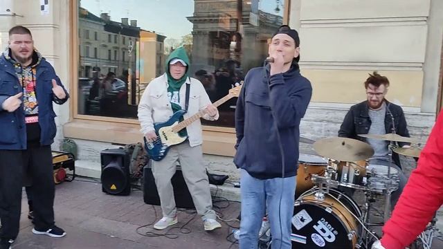 Уличные музыканты, Хабиб - Ягода малинка! Питер, Невский, кавер группа Айдахо и танцор Майкл#id_aho смотреть онлайн