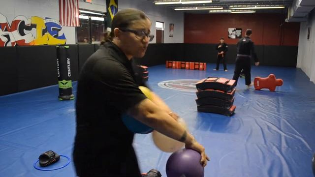 Free Martial Arts Game: American Gladiators смотреть онлайн