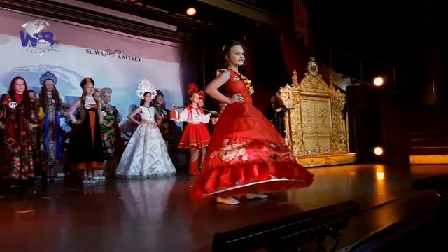 ВЫХОД В НАЦИОНАЛЬНЫХ КОСТЮМАХ смотреть онлайн