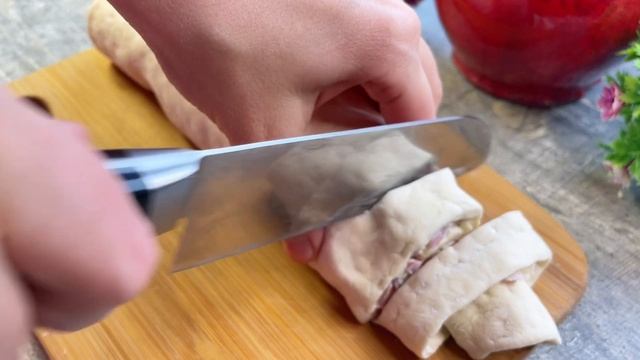 Dieses Pizzarezept wird Sie überraschen! Jetzt machen wir Pizza nur noch aus Blätterteig! смотреть онлайн