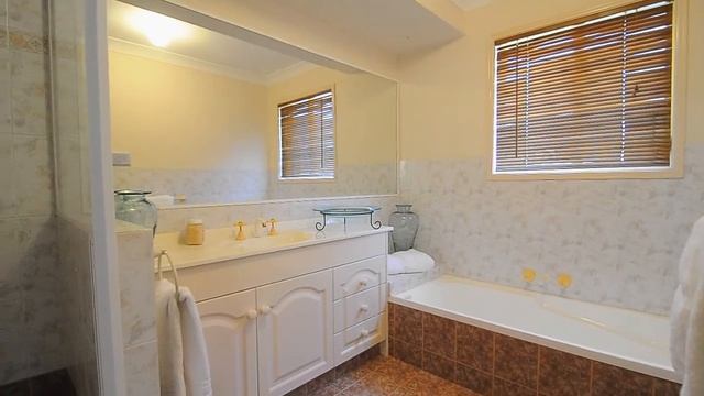 1 1 Folkstone Place, Runaway Bay смотреть онлайн