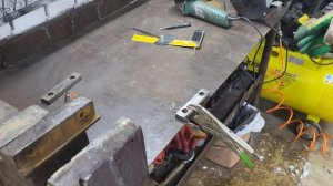 Восстановление прижимных губок на советских тисках, с помощью болгарки.