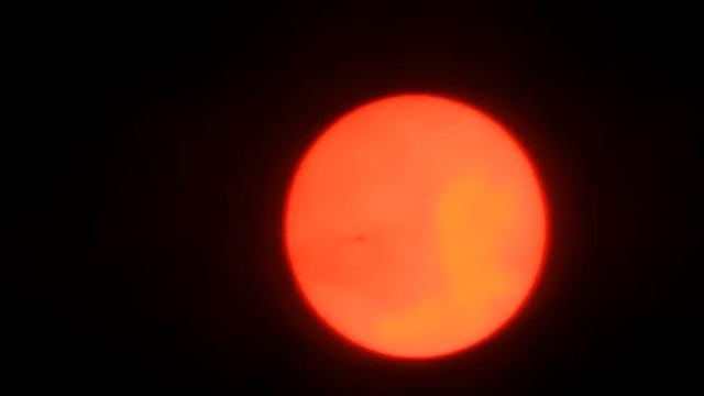 Пятна на Солнце 26.08.2011. Москва 14:00 .avi смотреть онлайн