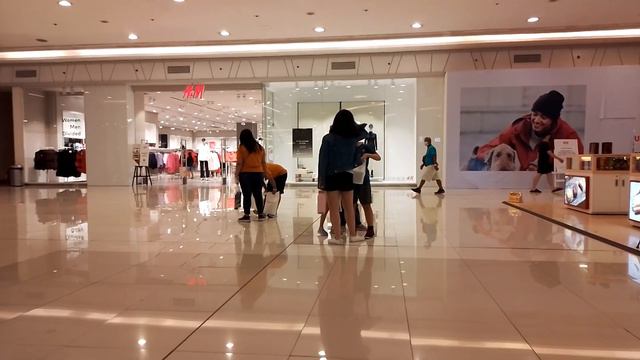 H&M in Robinsons Magnolia смотреть онлайн