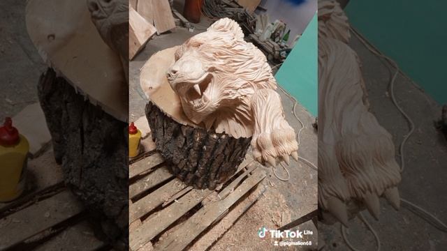 барельеф волк