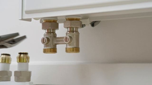 React™ RA click. Installation of radiator set with built-in valve and H-piece straight version DN15 смотреть онлайн