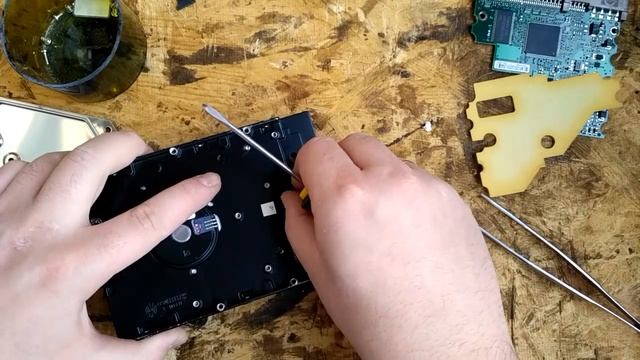 Разбираем старый жесткий диск (HDD) смотреть онлайн