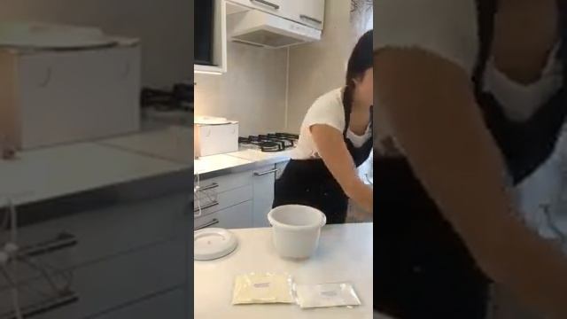 Мастер класс по приготовлению торта Красный бархат Сердце. Часть 1. смотреть онлайн