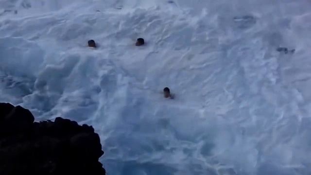 Game with Death. Kids Try to Swim in Big Wave In the Pool of Death. смотреть онлайн
