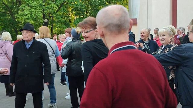 Танцуем под КАЗАХСКИЙ ХИТ...в Гомельском парке...9.05.2023года. смотреть онлайн