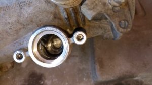 Рено сандеро в 4К, снимаю дроссель, чищу регулятор холостого хода.