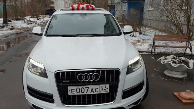 Белая Audi Q7 в свадебном украшении вариант 46 @auto-na-prokat.ru смотреть онлайн