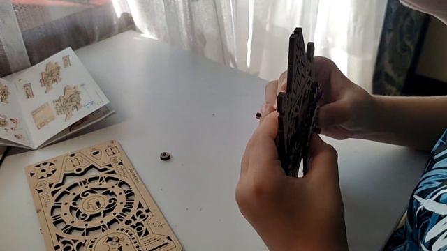 Марк Сергеевич собирает деревянный конструктор Ugears старая часовая башня смотреть онлайн