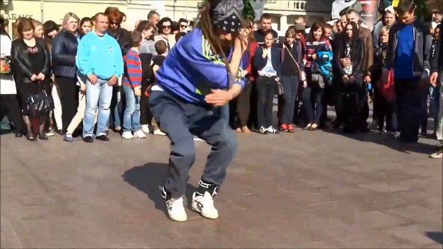 День города Львова.Немного уличного брейк-данса и мысля,что движ - это сила))) смотреть онлайн