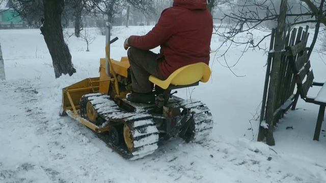 Самодельный гусеничный минитрактор чистит снег. Зима 2021. handmade mini dozers. смотреть онлайн