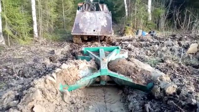 Плуг лесной ПЛМЛ-001Ф Леспромресурс - плуг на ТДТ-55 готовит почву под посадку лесных культур смотреть онлайн