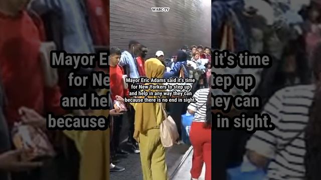 More migrants arrive as New York City Mayor Eric Adams addresses budget crisis смотреть онлайн