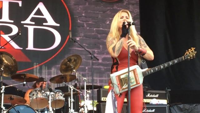 Lita Ford Living Like a Runaway November 5, 2017 Rockfest 80's смотреть онлайн