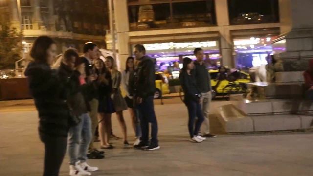 Уличный музыкант играет на бокалах. г. Будапешт смотреть онлайн