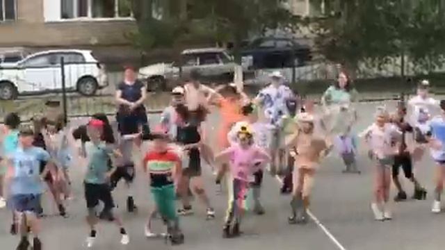 Пусть детство звонкое смеётся! смотреть онлайн